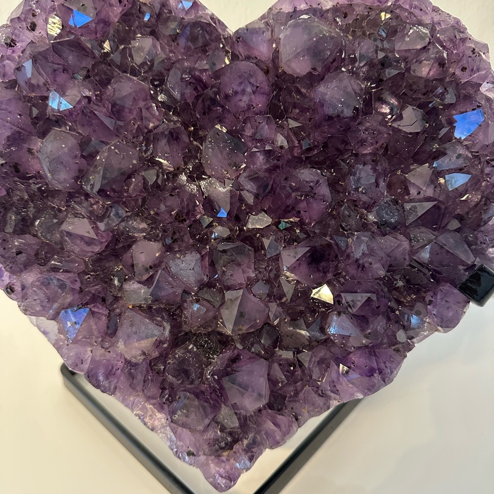 BNWT Heart-Shaped Amethyst Crystal Geode with custom stand 10.5 x 9.5 - Picture 4 of 4